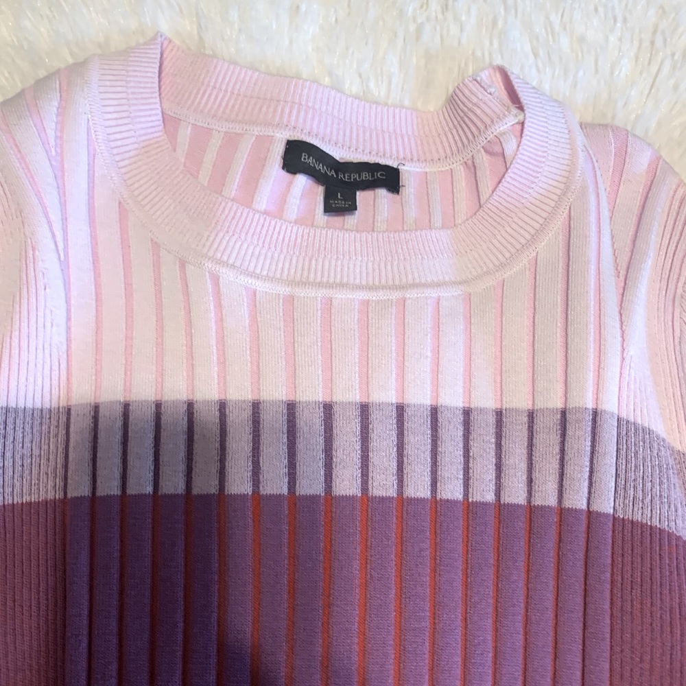 Pretty blocked sweater from BR looks new.